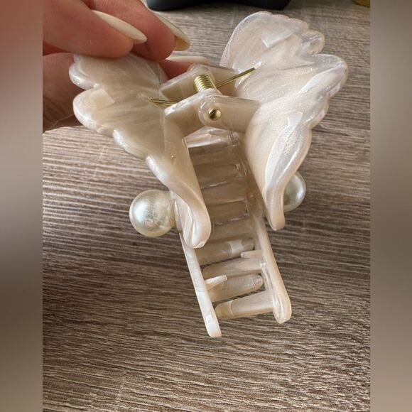 Elegant Cream Hair Clip A1238 - Picture 4 of 5